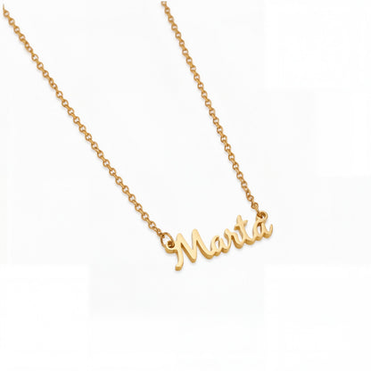Collar de tenis personalizado con nombre en plata de Veska, muestra el colgante con grabado y detalles elegantes.