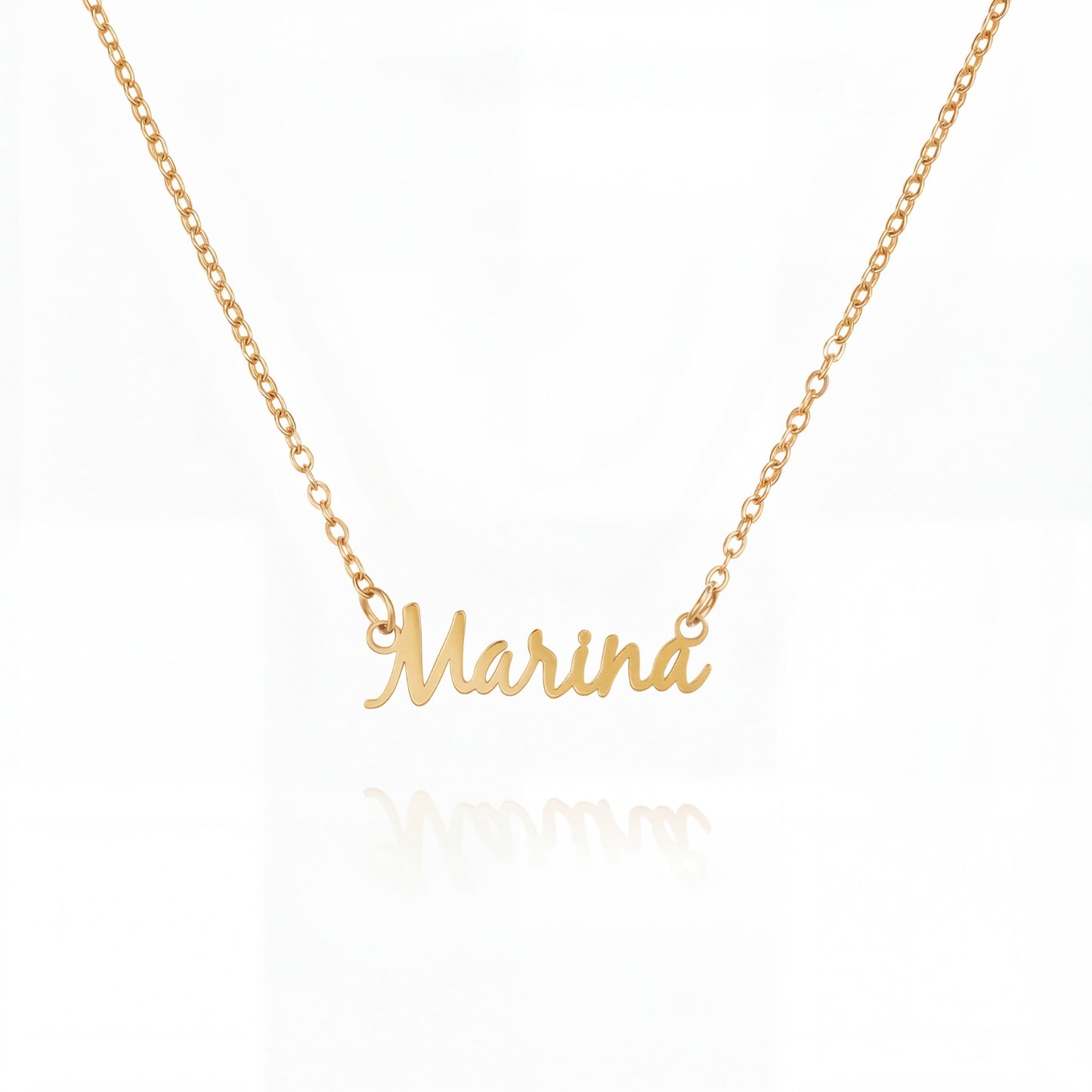 Collar de tenis personalizado de Veska con placa con nombre grabado y diseño elegante en plata.