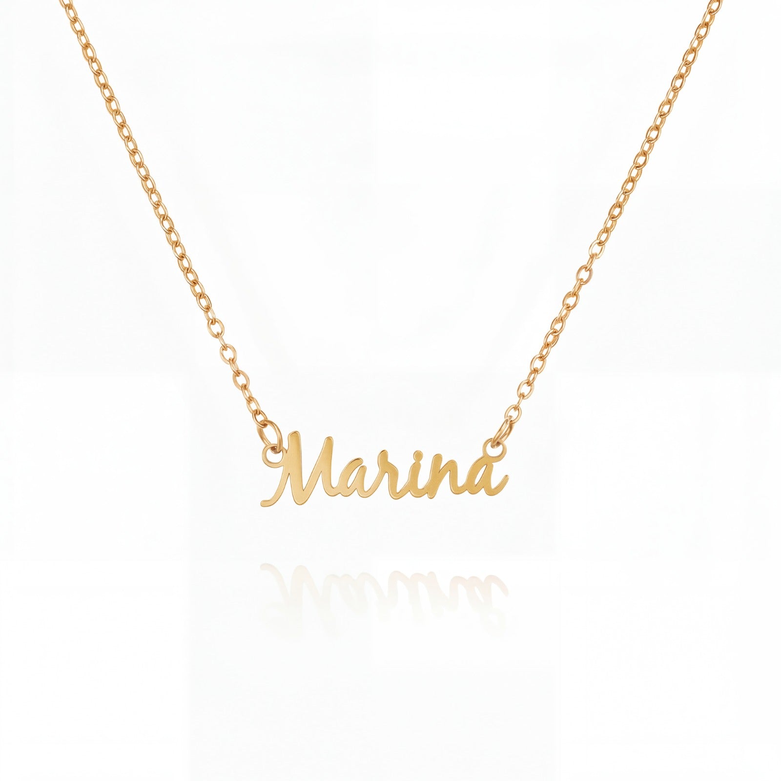 Collar de tenis personalizado de Veska con placa con nombre grabado y diseño elegante en plata.