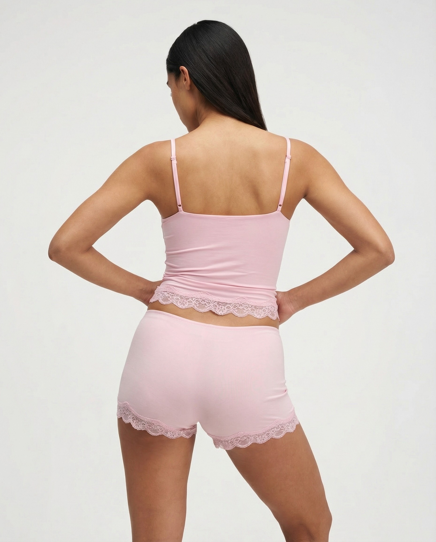 Conjunto Ariana de dos piezas, una propuesta suave y favorecedora diseñada para fusionar el confort absoluto con un toque de elegancia. Este set de loungewear presenta una camisola de encaje con una silueta fluida que se adapta al cuerpo de forma natural, manteniéndose ligera y altamente transpirable en todo momento.