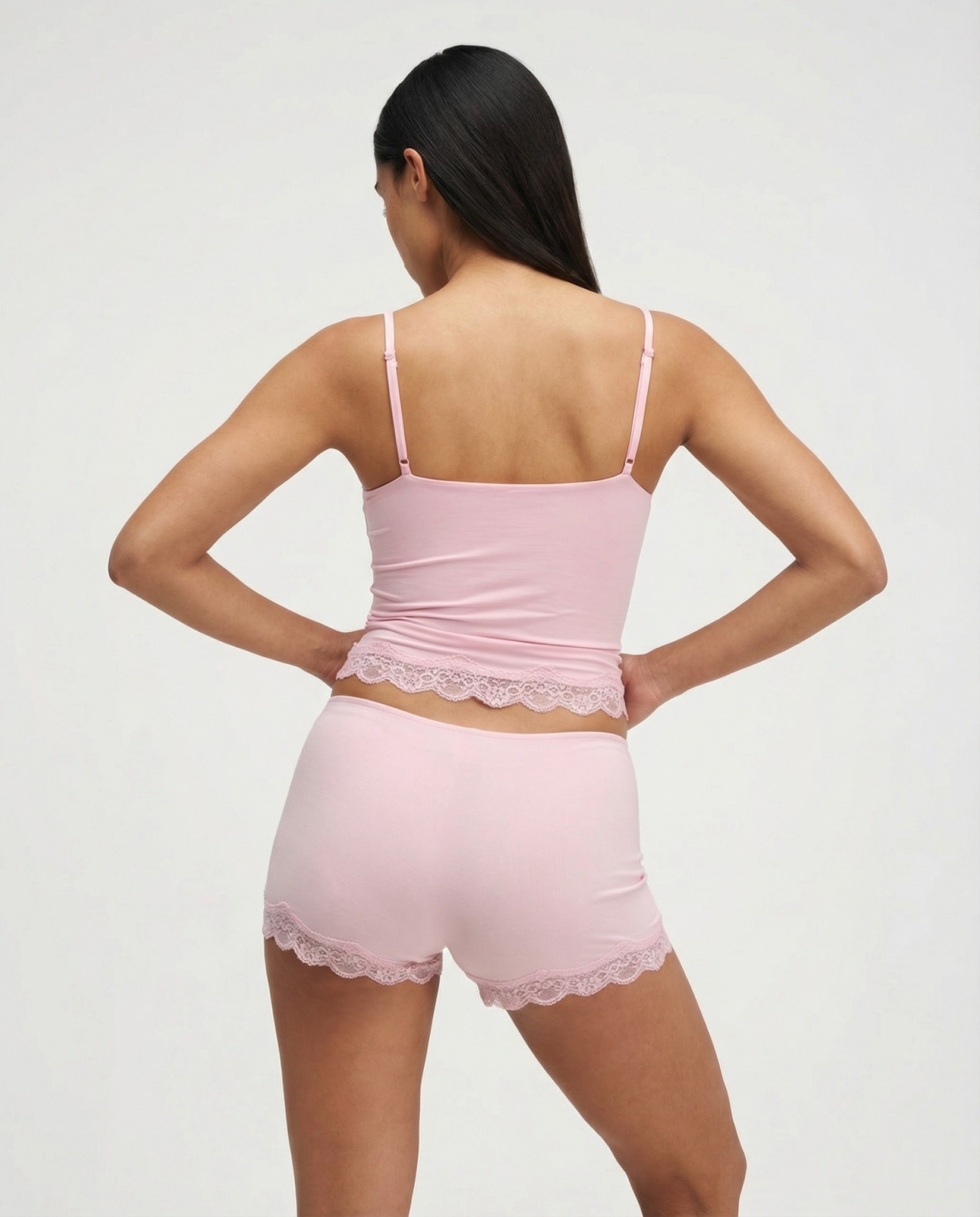 Conjunto Ariana de dos piezas, una propuesta suave y favorecedora diseñada para fusionar el confort absoluto con un toque de elegancia. Este set de loungewear presenta una camisola de encaje con una silueta fluida que se adapta al cuerpo de forma natural, manteniéndose ligera y altamente transpirable en todo momento.