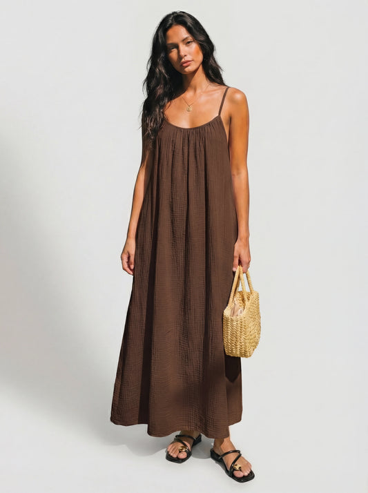 Vestido Veska Lena con espalda abierta, color vibrante y diseño elegante, mostrado en la imagen.