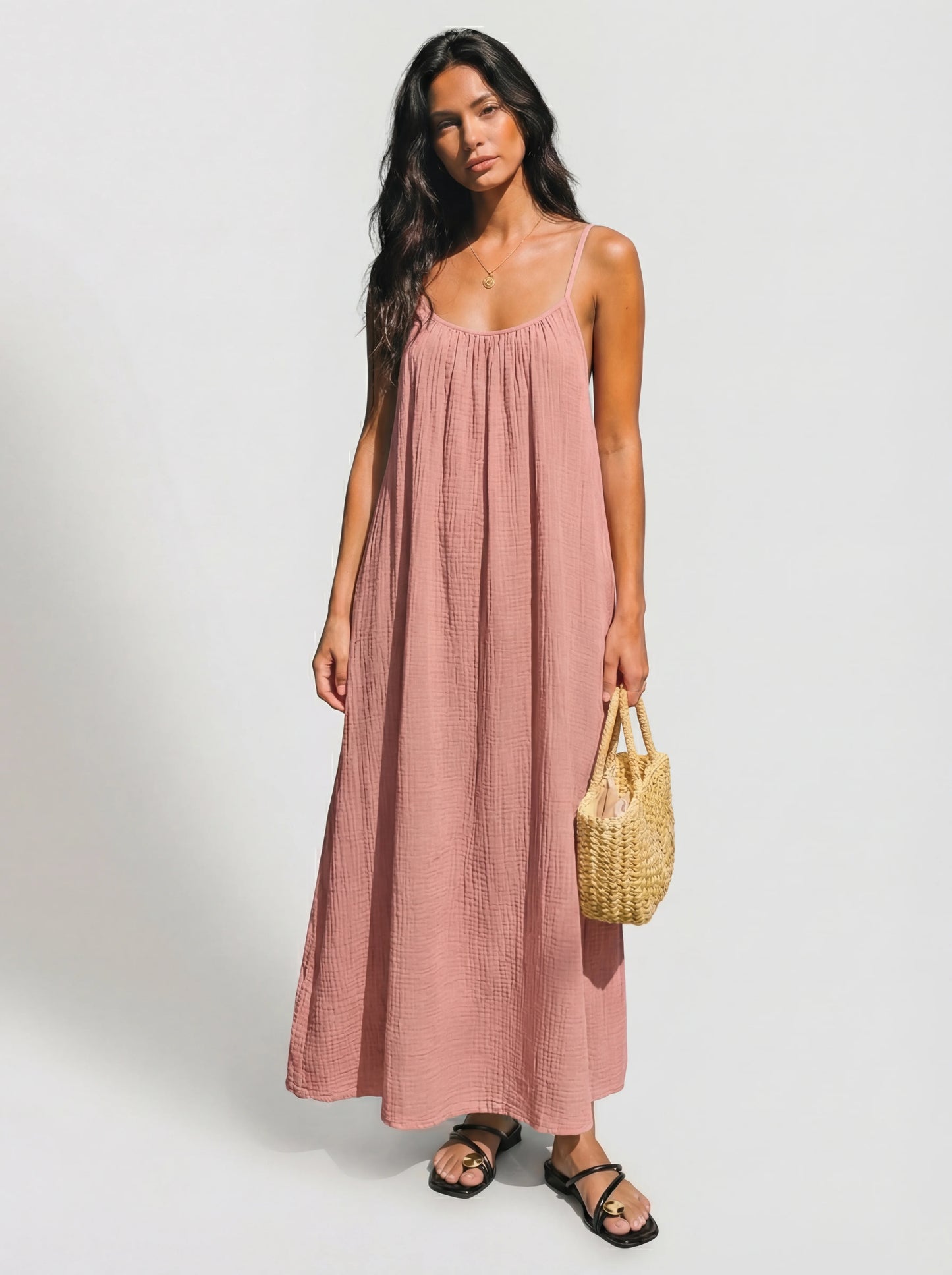 Vestido Veska LENA con espalda abierta, diseño elegante y color vibrante, mostrando la parte trasera y detalles del vestido.