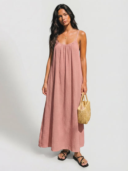 Vestido Veska LENA con espalda abierta, diseño elegante y color vibrante, mostrando la parte trasera y detalles del vestido.