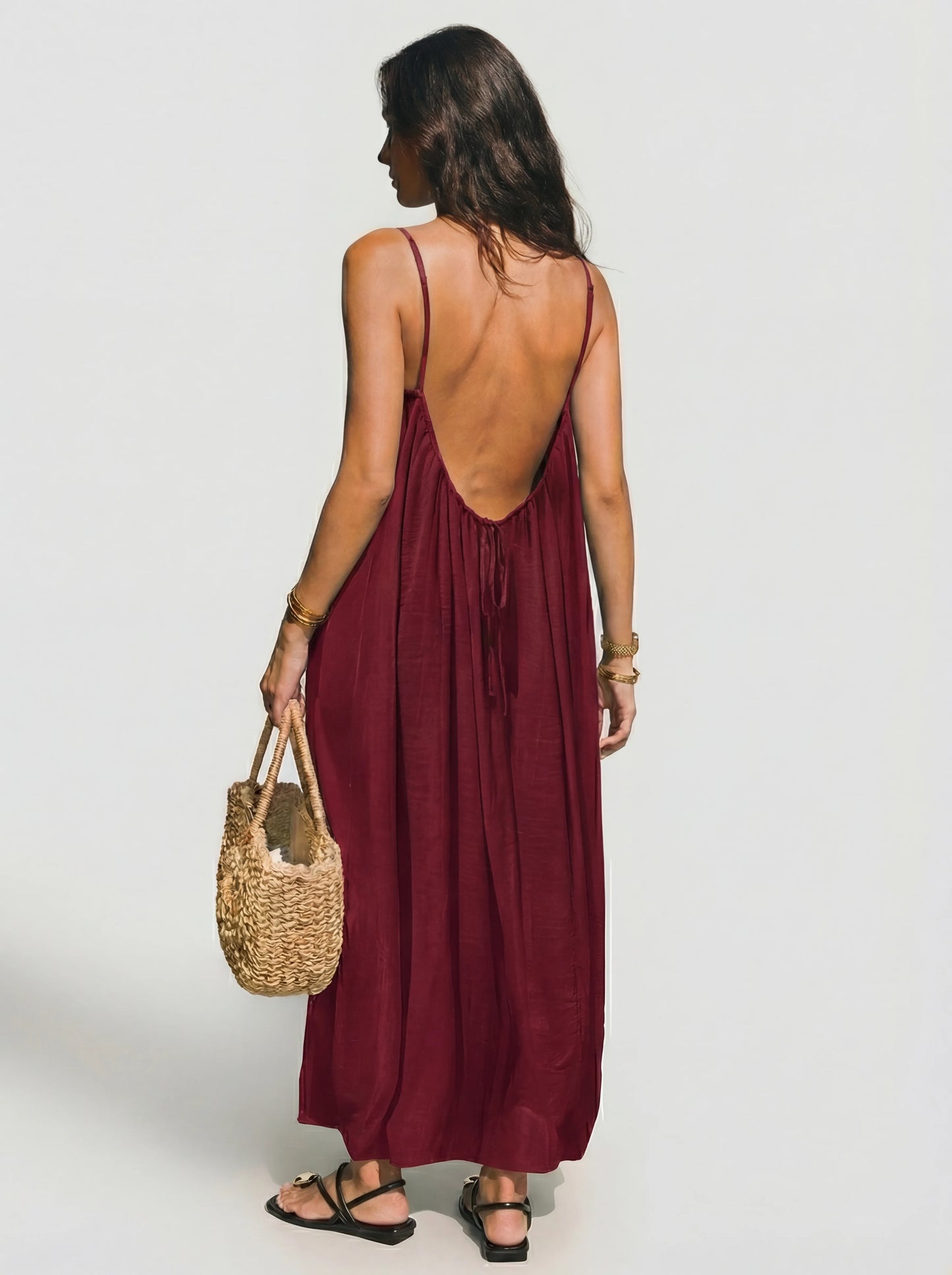 Vestido Veska Lena con espalda abierta, diseño elegante y color vibrante, muestra el estilo moderno y femenino del vestido.