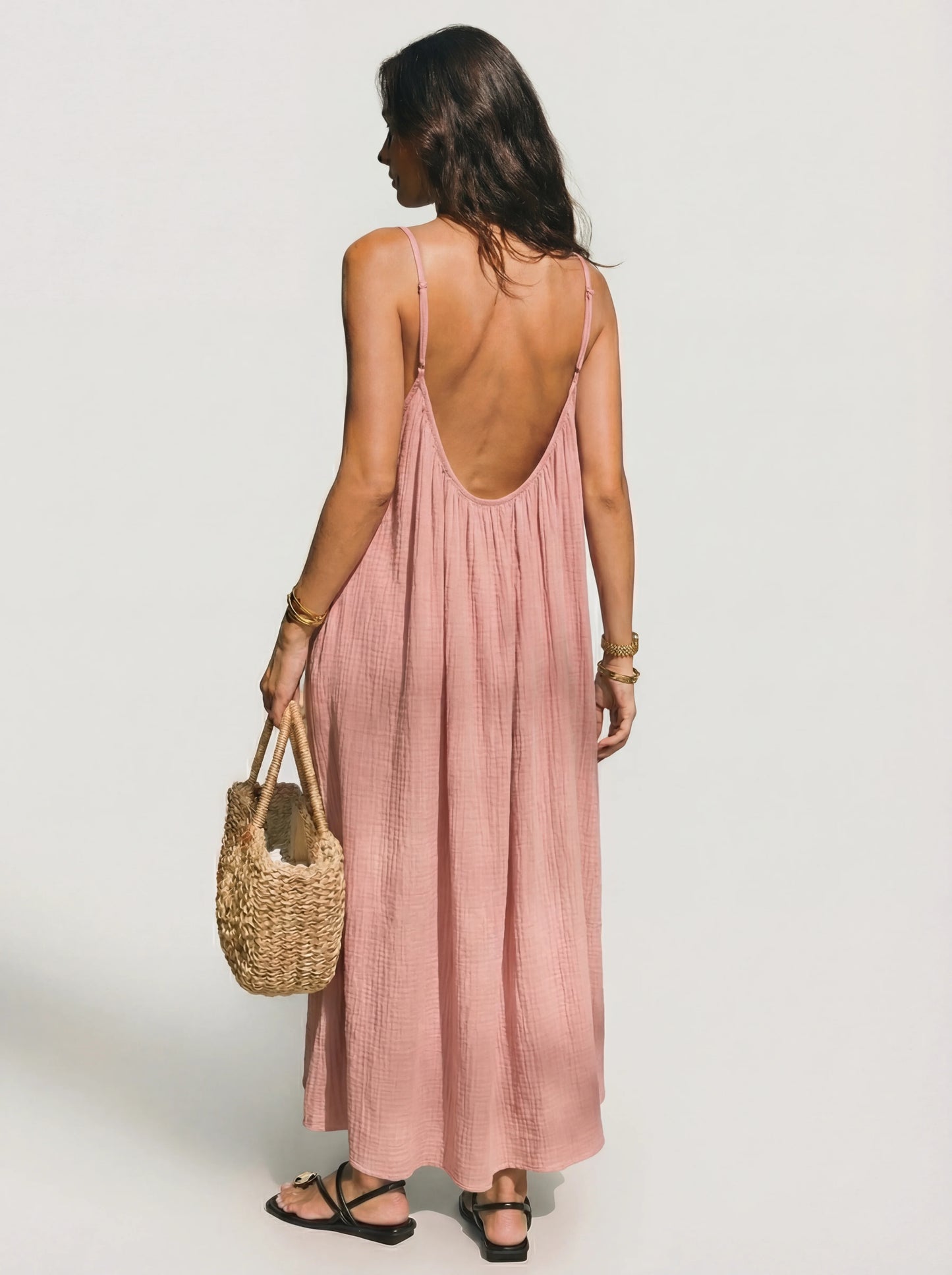 Vestido Veska Lena con espalda abierta, en diferentes colores, diseño elegante y moderno para ocasiones especiales.
