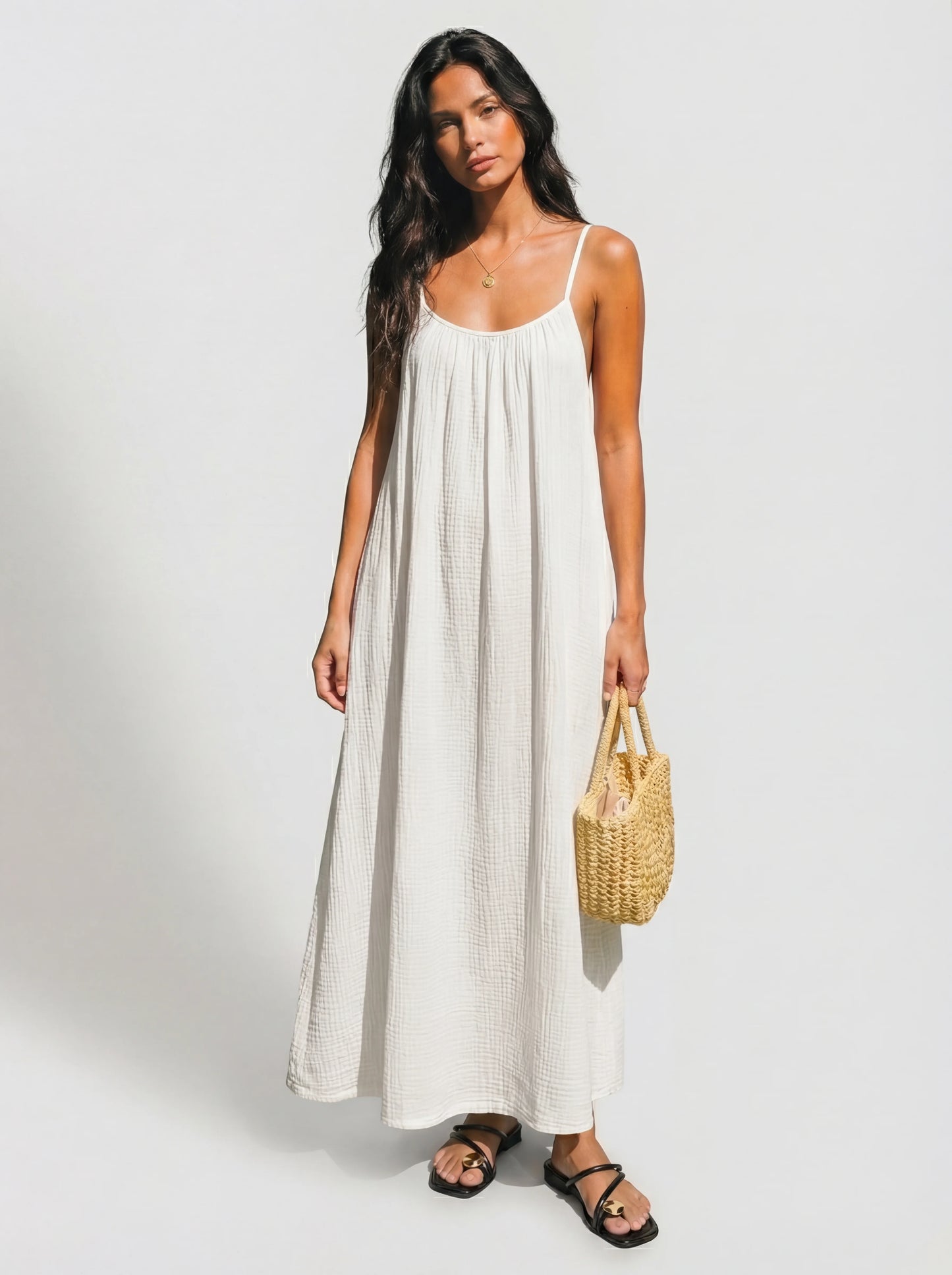 Vestido Veska Lena con espalda abierta, diseño elegante y color vibrante, ideal para ocasiones especiales.