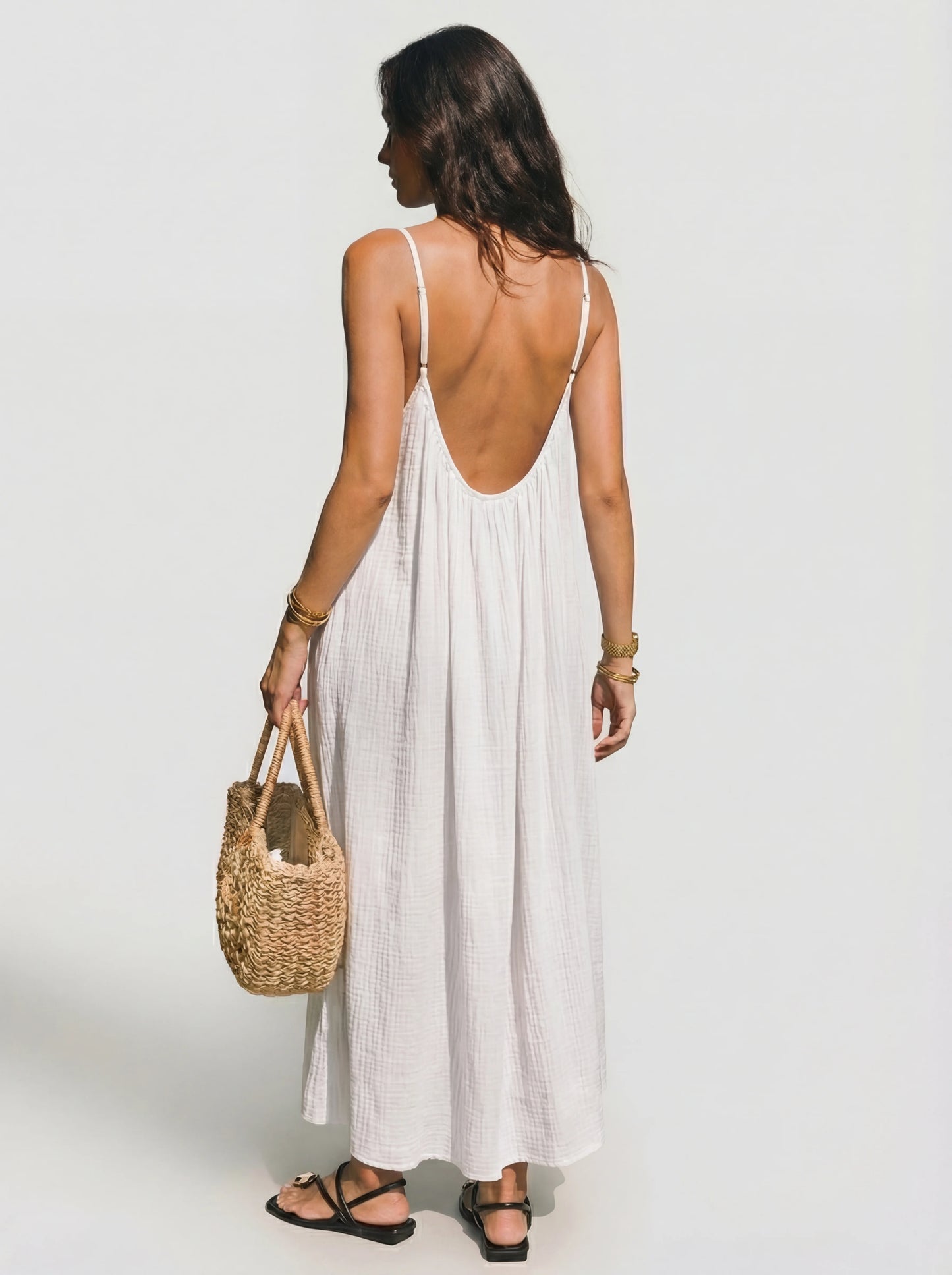 Vestido Veska Lena con espalda abierta, de color vibrante, diseñado para un estilo elegante y moderno.