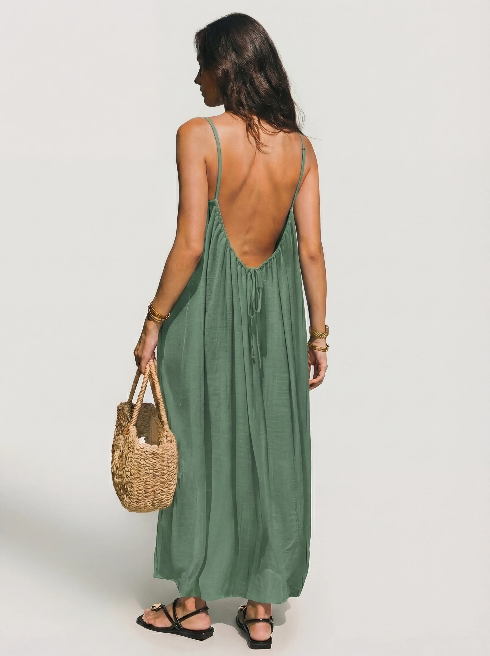Vestido Veska LENA con espalda abierta, en diferentes colores, diseño elegante y moderno para ocasiones especiales.