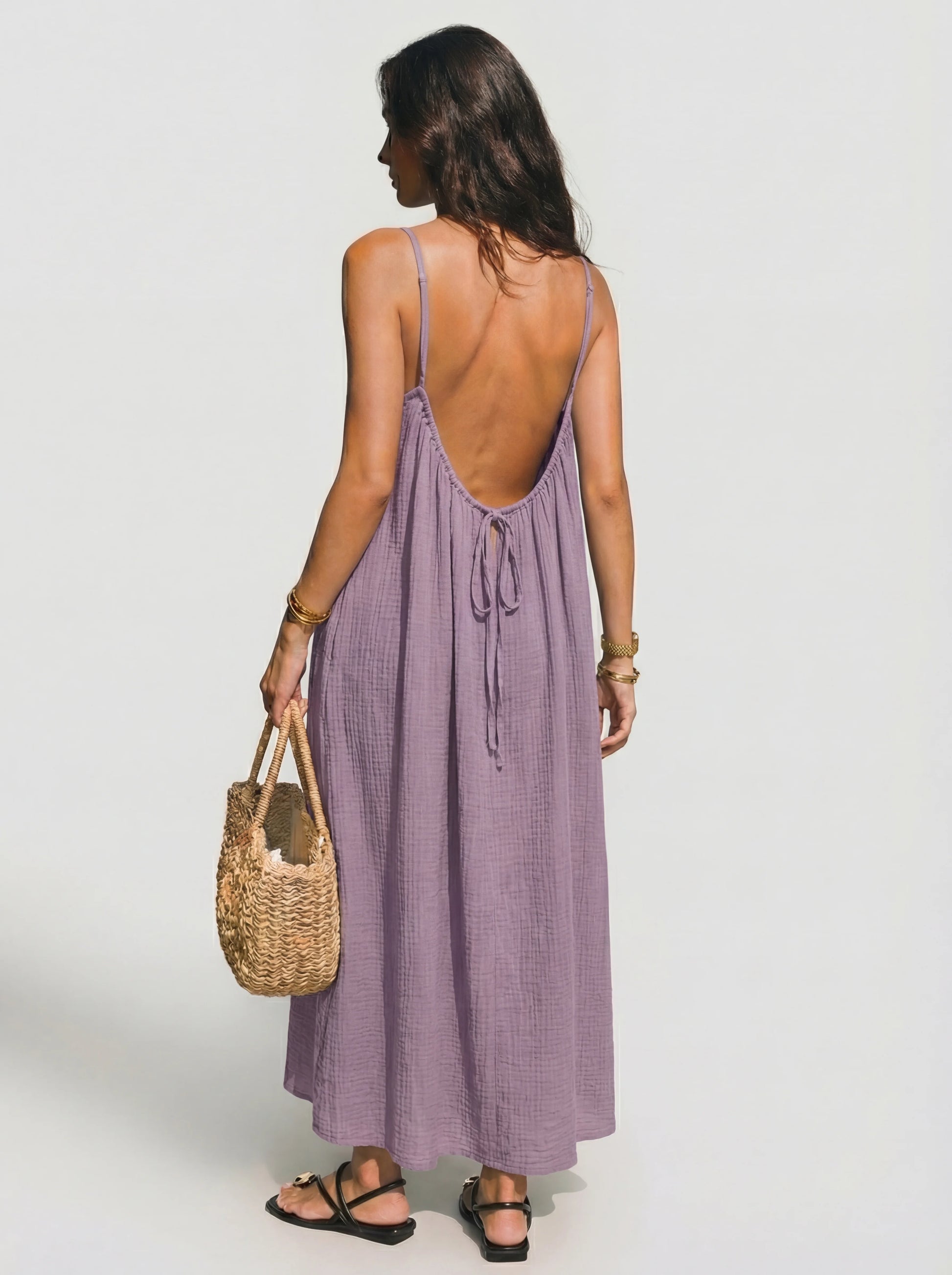 Vestido Veska Lena con espalda abierta y diseño elegante, en diferentes colores, visto desde el frente en la imagen.
