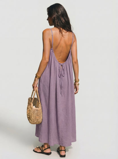 Vestido Veska Lena con espalda abierta y diseño elegante, en diferentes colores, visto desde el frente en la imagen.