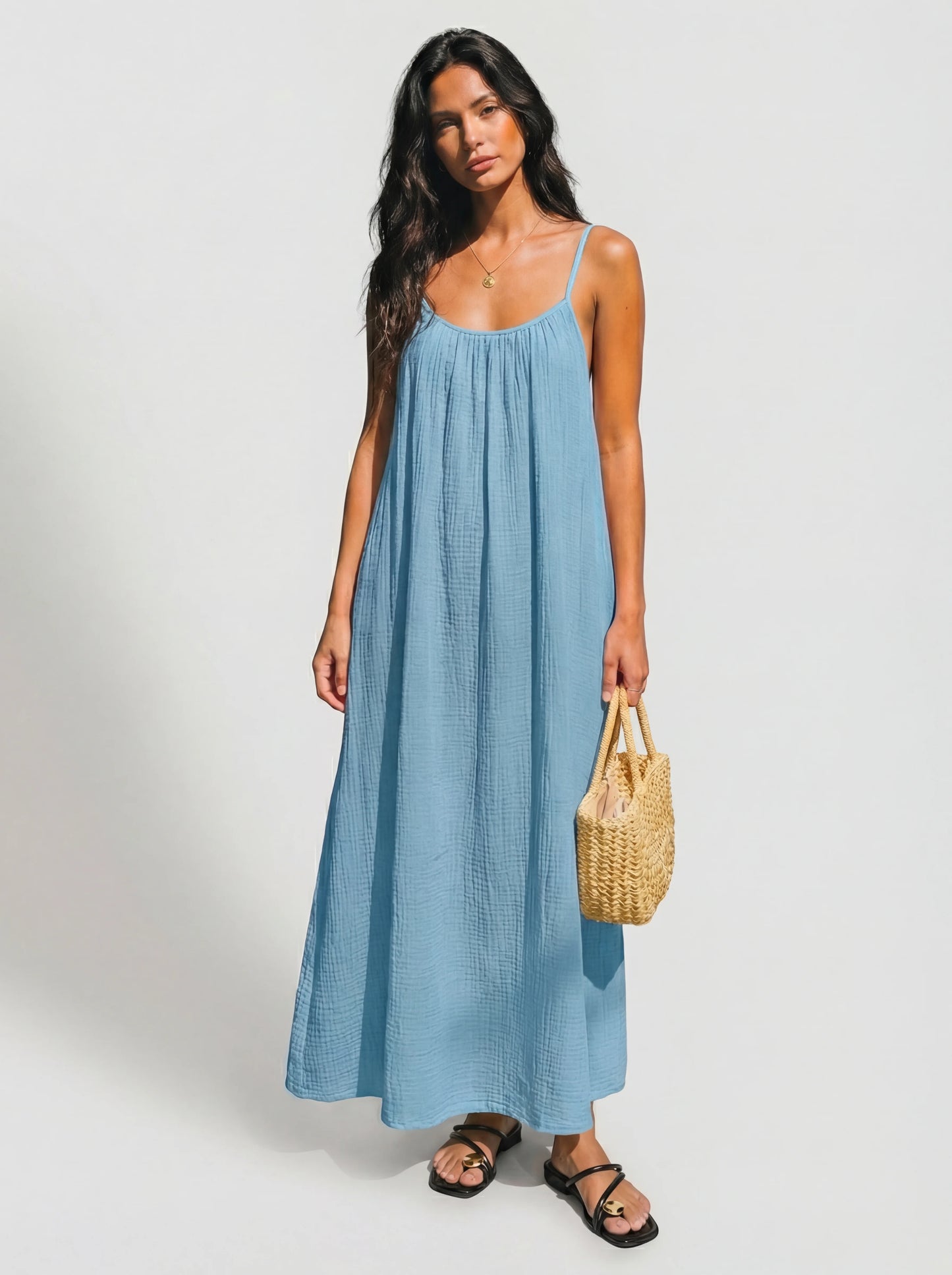 Vestido Veska Lena con espalda abierta, diseño elegante en diferentes colores, detalles en la parte trasera del vestido.