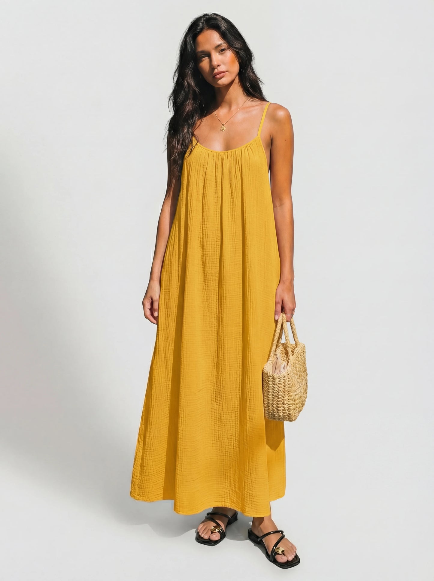 Vestido Veska Lena con espalda abierta en varias colores, diseño elegante y moderno para ocasiones especiales.