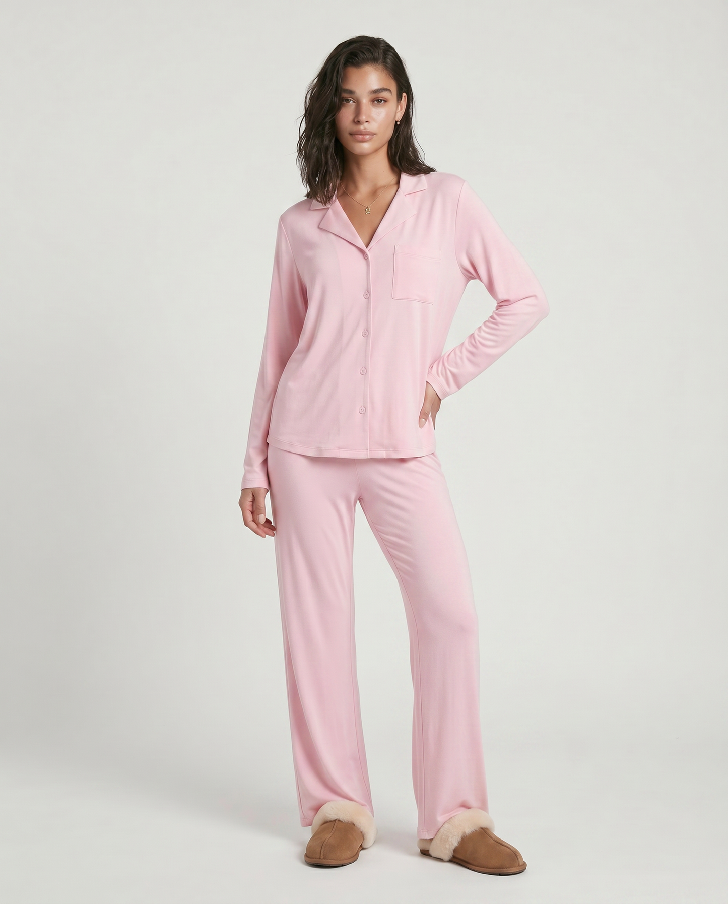 Conjunto Carol de dos piezas, tu nuevo esencial de lujo diario diseñado para ofrecer una experiencia de bienestar absoluto. Este set combina una parte superior de manga larga con botones y pantalones de pierna ancha, confeccionados en una mezcla de fibras suaves con textura