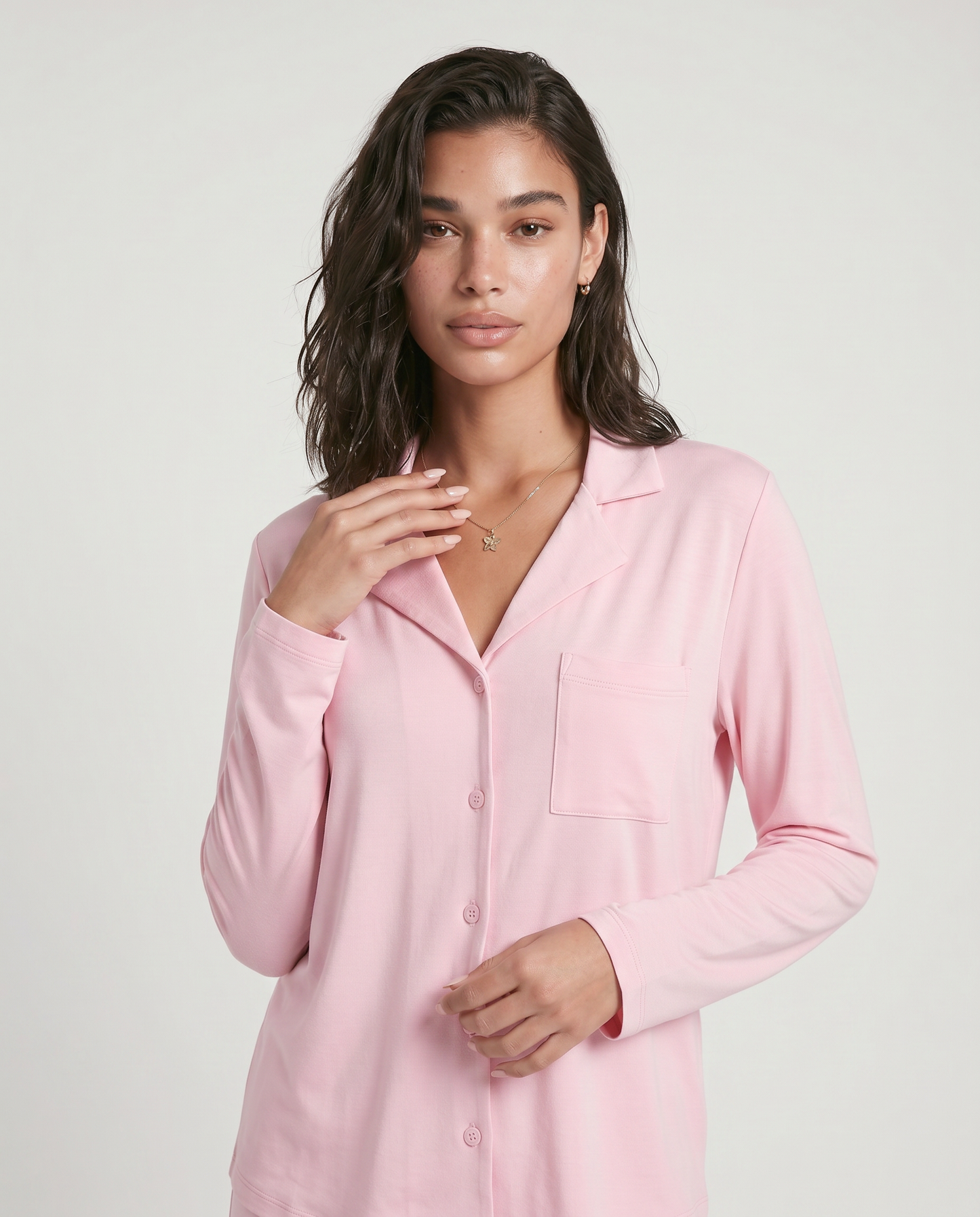 Conjunto Carol de dos piezas, tu nuevo esencial de lujo diario diseñado para ofrecer una experiencia de bienestar absoluto. Este set combina una parte superior de manga larga con botones y pantalones de pierna ancha, confeccionados en una mezcla de fibras suaves con textura