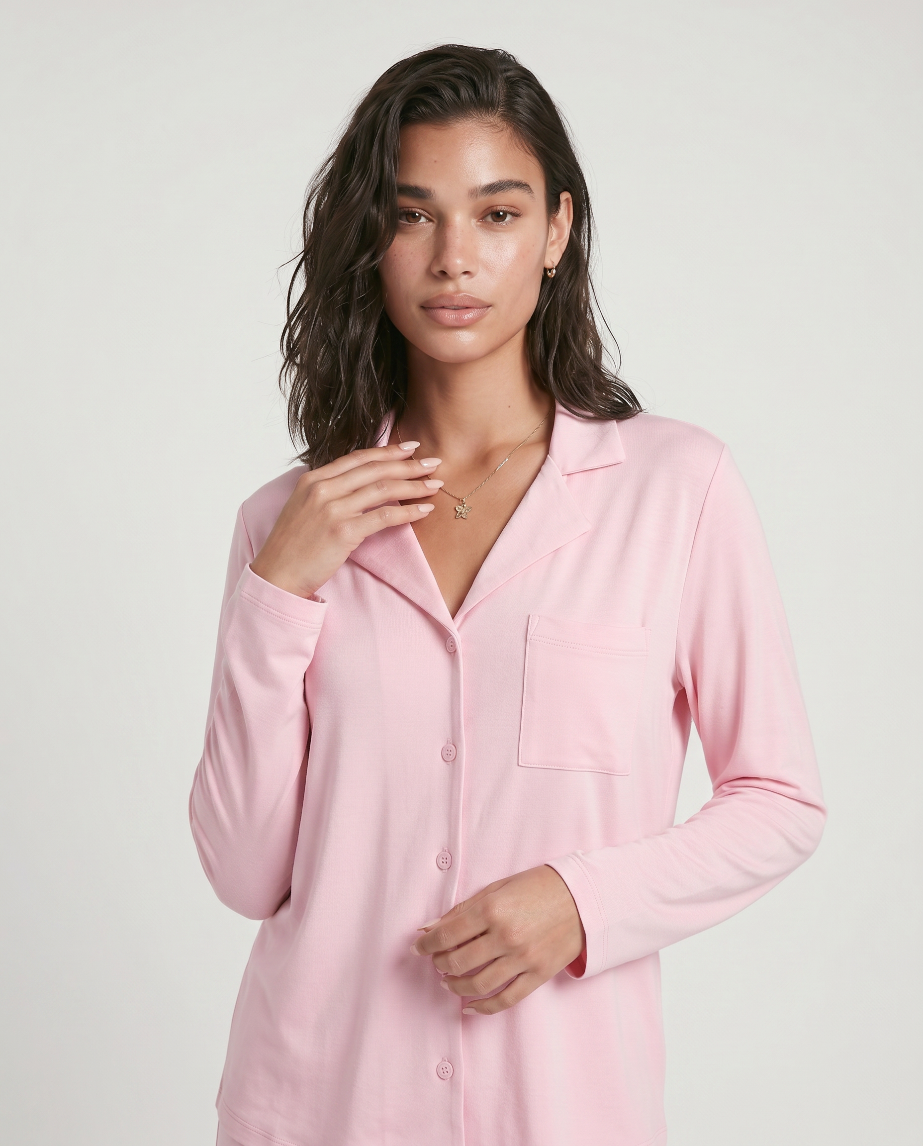 Conjunto Carol de dos piezas, tu nuevo esencial de lujo diario diseñado para ofrecer una experiencia de bienestar absoluto. Este set combina una parte superior de manga larga con botones y pantalones de pierna ancha, confeccionados en una mezcla de fibras suaves con textura