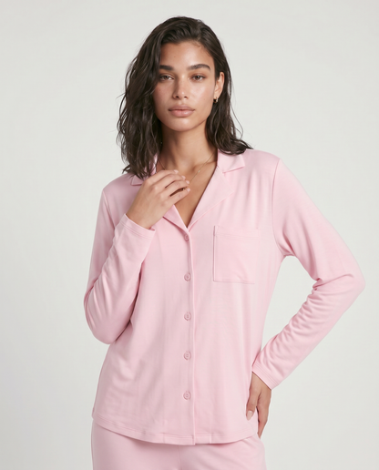 Conjunto Carol de dos piezas, tu nuevo esencial de lujo diario diseñado para ofrecer una experiencia de bienestar absoluto. Este set combina una parte superior de manga larga con botones y pantalones de pierna ancha, confeccionados en una mezcla de fibras suaves con textura