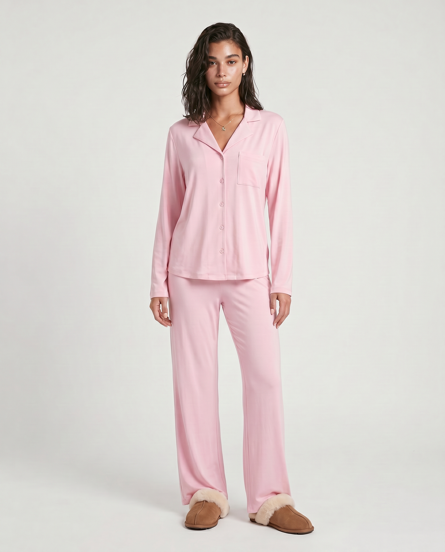 Conjunto Carol de dos piezas, tu nuevo esencial de lujo diario diseñado para ofrecer una experiencia de bienestar absoluto. Este set combina una parte superior de manga larga con botones y pantalones de pierna ancha, confeccionados en una mezcla de fibras suaves con textura