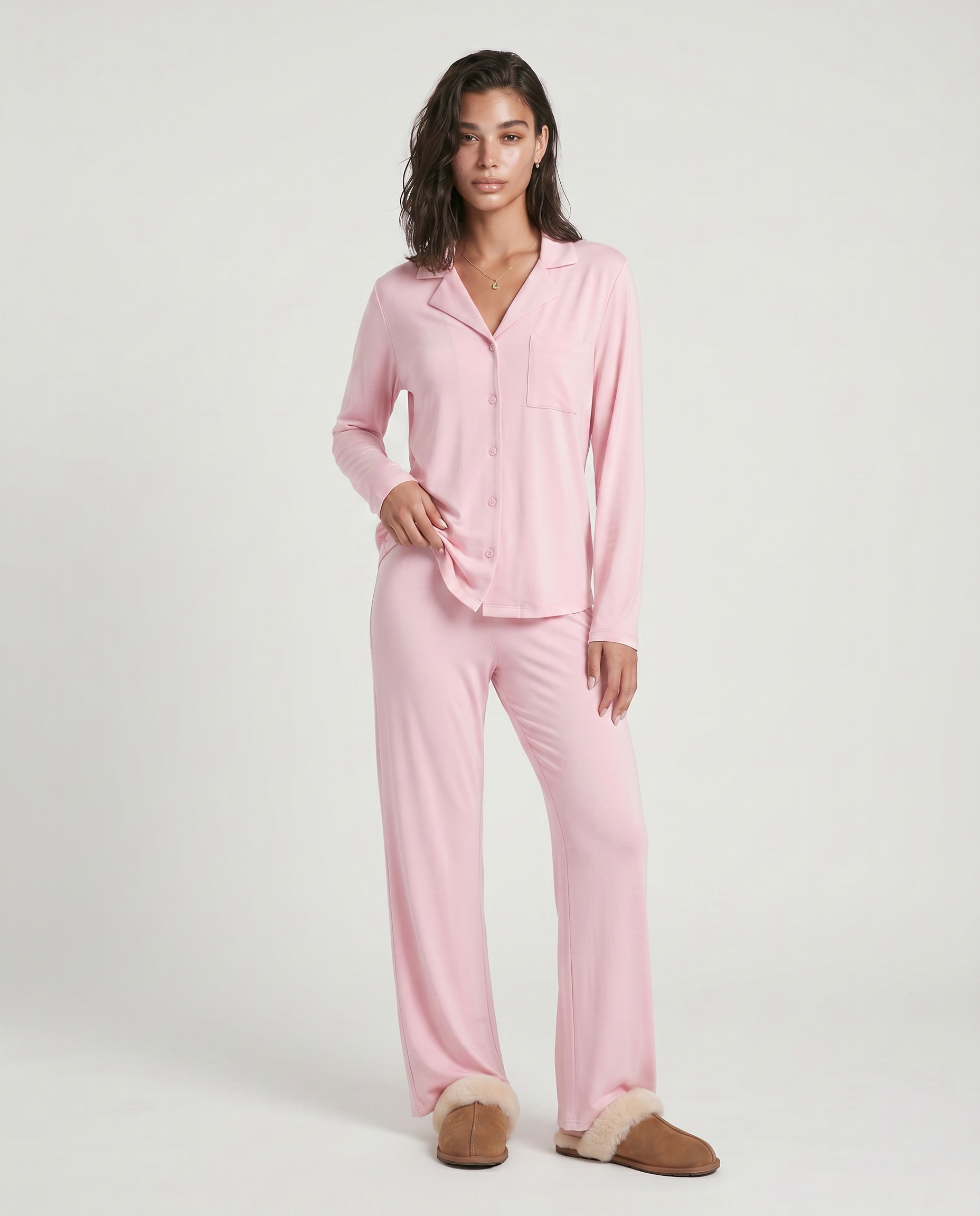 Conjunto Carol de dos piezas, tu nuevo esencial de lujo diario diseñado para ofrecer una experiencia de bienestar absoluto. Este set combina una parte superior de manga larga con botones y pantalones de pierna ancha, confeccionados en una mezcla de fibras suaves con textura