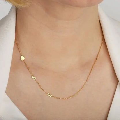 Collar personalizado con iniciales en plata de Veska, con colgante delicado y detalles grabados en la imagen.