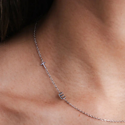 Collar personalizado con iniciales de Veska, dorado y delicado, con colgante de letras en estilo elegante y moderno.