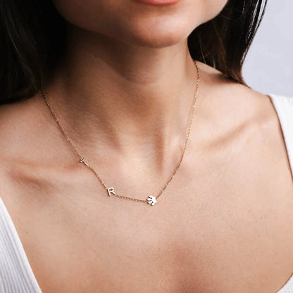 Collar personalizado con iniciales de Veska, en plata, con colgante en forma de letra y cadena delicada.