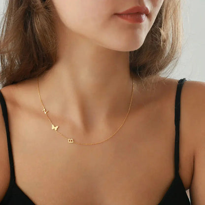 Collar personalizado con iniciales de Veska, con colgante de letras y cadena de plata en imagen.