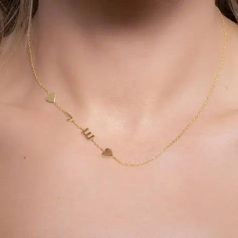 Collar personalizado con iniciales de Veska, cadena delicada y colgante con letras grabadas en plata brillante.