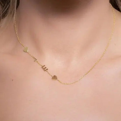 Collar personalizado con iniciales de Veska, cadena delicada y colgante con letras grabadas en plata brillante.