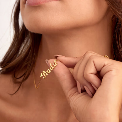 Collar personalizado de Veska con nombre en plata, ajustable y con diseño elegante, ideal para mascotas.
