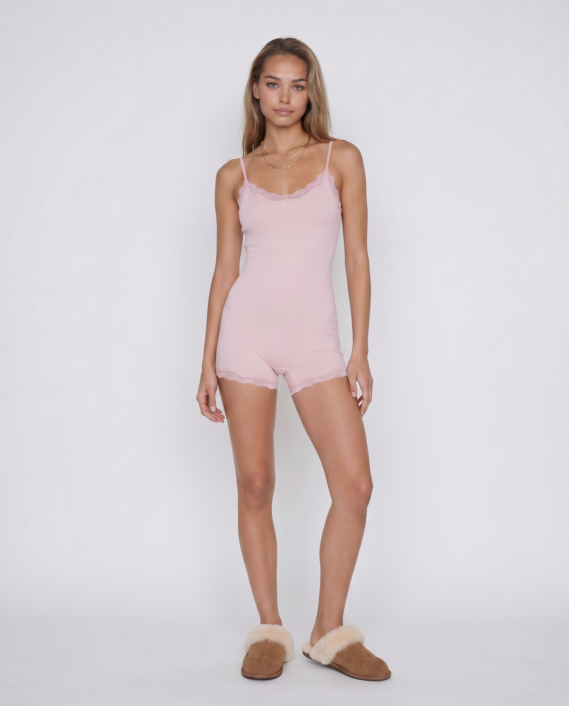 Romper romántico de encaje, una pieza suave y favorecedora diseñada específicamente para elevar tus noches lentas y mañanas de tranquilidad. Este diseño destaca por sus delicados detalles de encaje en el escote y el dobladillo, creando una estética femenina que se adapta a tu silueta con una suavidad excepcional. 