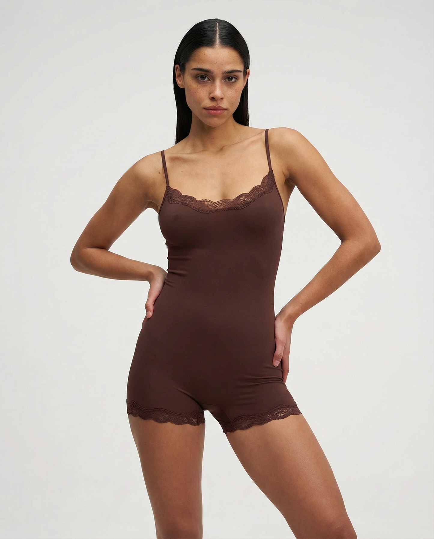 Romper romántico de encaje, una pieza suave y favorecedora diseñada específicamente para elevar tus noches lentas y mañanas de tranquilidad. Este diseño destaca por sus delicados detalles de encaje en el escote y el dobladillo, creando una estética femenina que se adapta a tu silueta con una suavidad excepcional. 