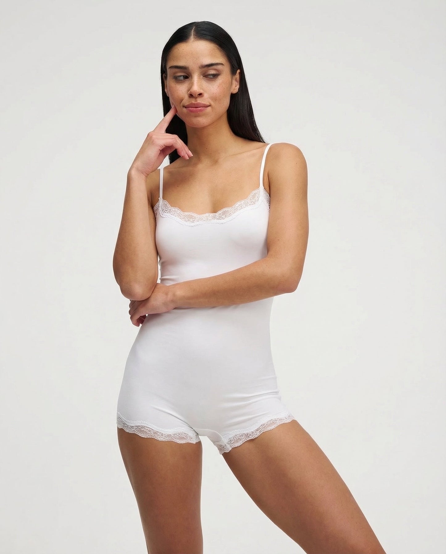 Romper romántico de encaje, una pieza suave y favorecedora diseñada específicamente para elevar tus noches lentas y mañanas de tranquilidad. Este diseño destaca por sus delicados detalles de encaje en el escote y el dobladillo, creando una estética femenina que se adapta a tu silueta con una suavidad excepcional. 