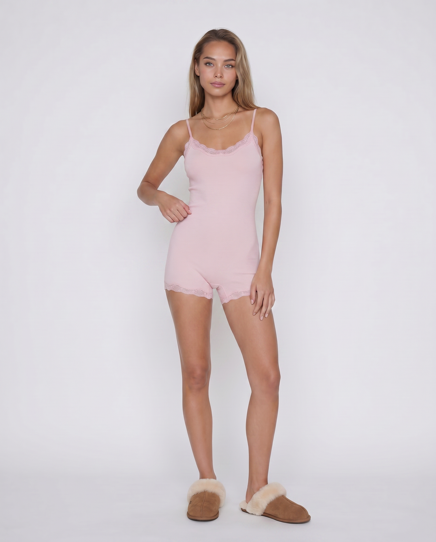Romper romántico de encaje, una pieza suave y favorecedora diseñada específicamente para elevar tus noches lentas y mañanas de tranquilidad. Este diseño destaca por sus delicados detalles de encaje en el escote y el dobladillo, creando una estética femenina que se adapta a tu silueta con una suavidad excepcional. 