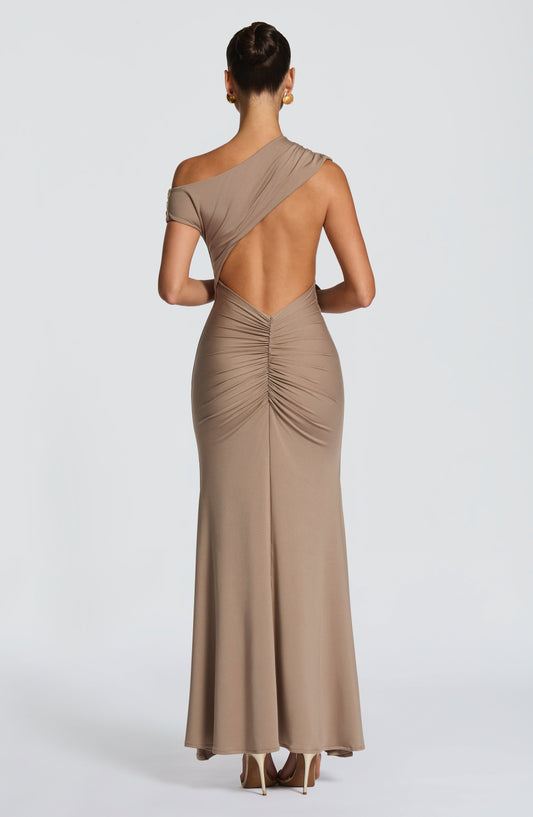 VESTIDO MAXI ASIMÉTRICO EN TONO TAUPE - Veska 