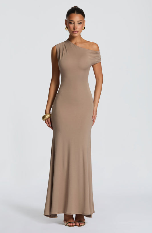 VESTIDO MAXI ASIMÉTRICO EN TONO TAUPE - Veska 