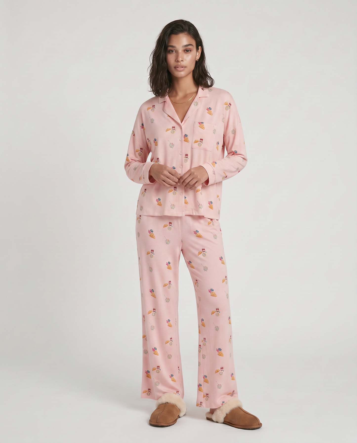 Conjunto Florencia de dos piezas, diseñado para transformar tus mañanas lentas en una experiencia de comodidad absoluta. Este set combina una camisa clásica abotonada de ajuste relajado con pantalones de pierna ancha y caída fluida