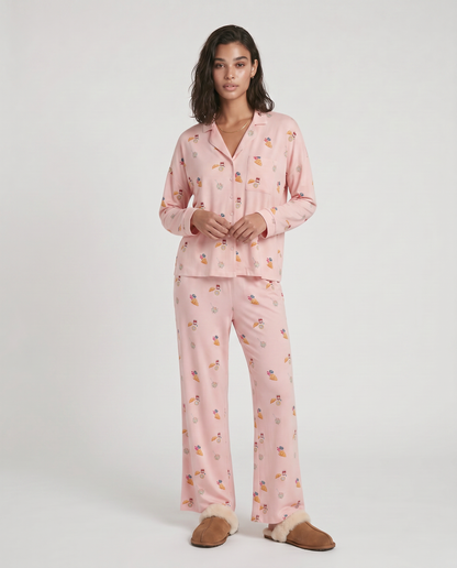 Conjunto Florencia de dos piezas, diseñado para transformar tus mañanas lentas en una experiencia de comodidad absoluta. Este set combina una camisa clásica abotonada de ajuste relajado con pantalones de pierna ancha y caída fluida