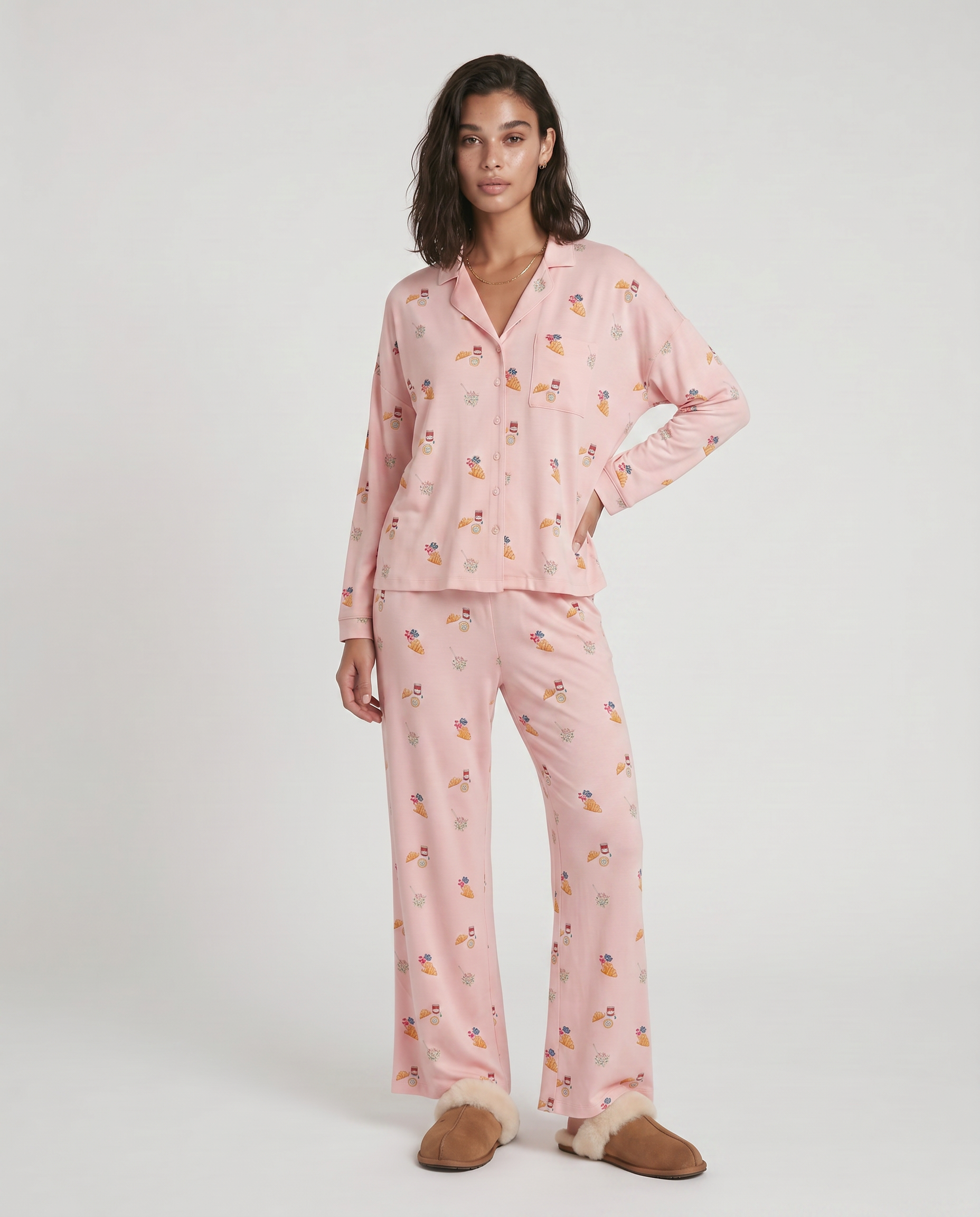 Conjunto Florencia de dos piezas, diseñado para transformar tus mañanas lentas en una experiencia de comodidad absoluta. Este set combina una camisa clásica abotonada de ajuste relajado con pantalones de pierna ancha y caída fluida