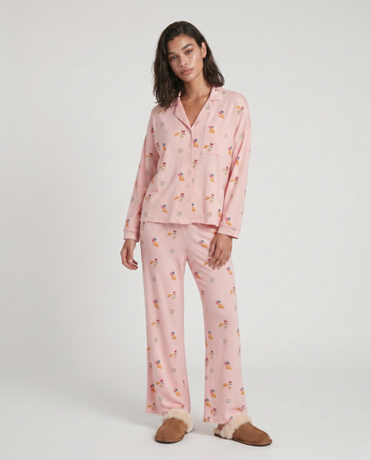 Conjunto Florencia de dos piezas, diseñado para transformar tus mañanas lentas en una experiencia de comodidad absoluta. Este set combina una camisa clásica abotonada de ajuste relajado con pantalones de pierna ancha y caída fluida