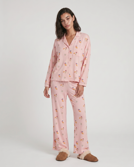 Conjunto Florencia de dos piezas, diseñado para transformar tus mañanas lentas en una experiencia de comodidad absoluta. Este set combina una camisa clásica abotonada de ajuste relajado con pantalones de pierna ancha y caída fluida