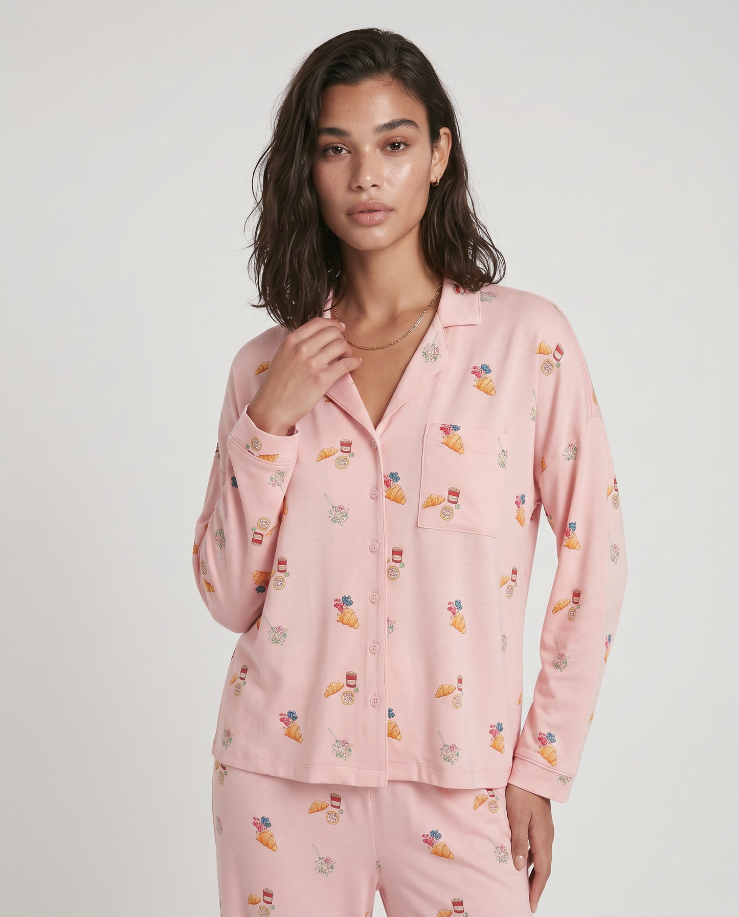 Conjunto Florencia de dos piezas, diseñado para transformar tus mañanas lentas en una experiencia de comodidad absoluta. Este set combina una camisa clásica abotonada de ajuste relajado con pantalones de pierna ancha y caída fluida