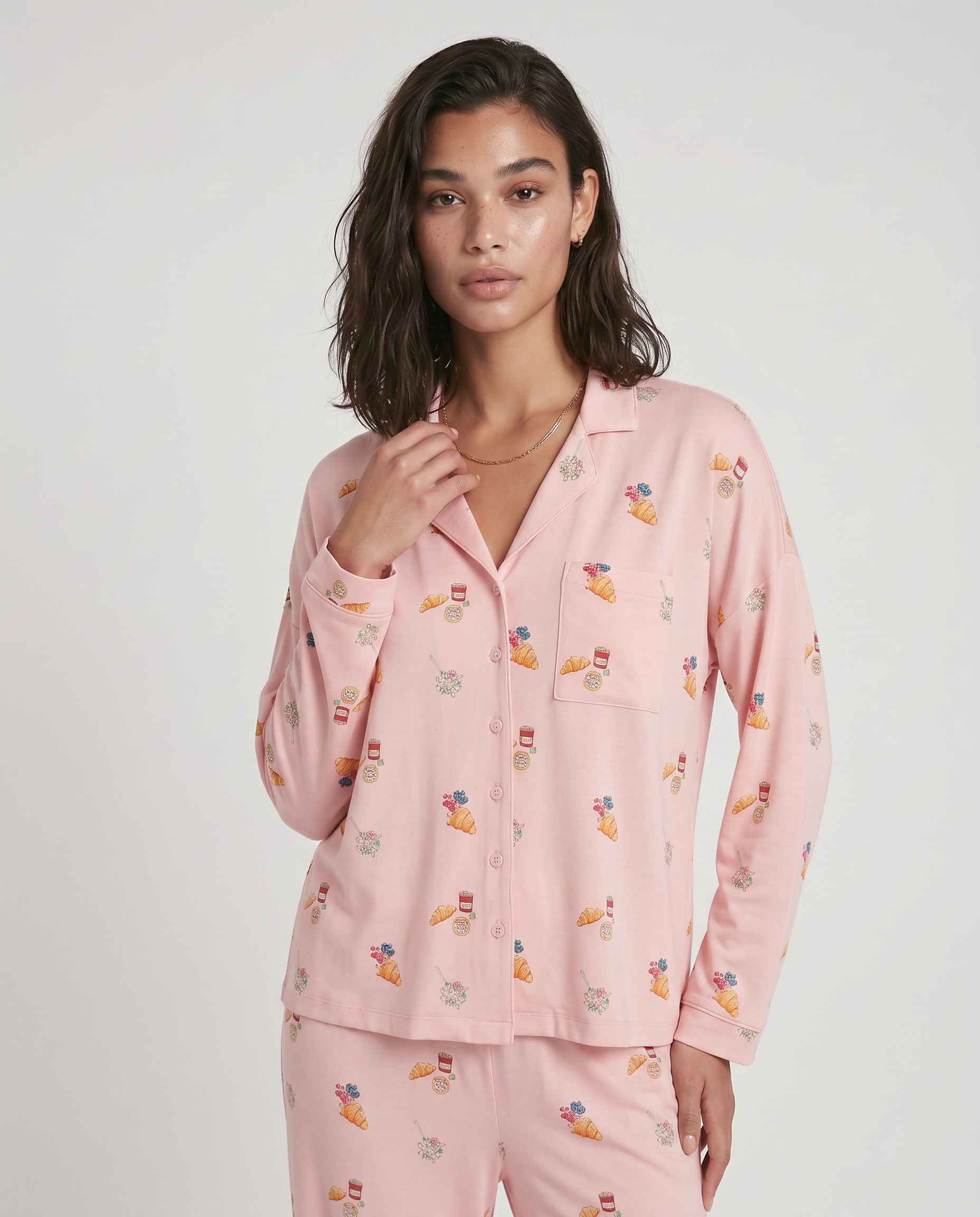 Conjunto Florencia de dos piezas, diseñado para transformar tus mañanas lentas en una experiencia de comodidad absoluta. Este set combina una camisa clásica abotonada de ajuste relajado con pantalones de pierna ancha y caída fluida