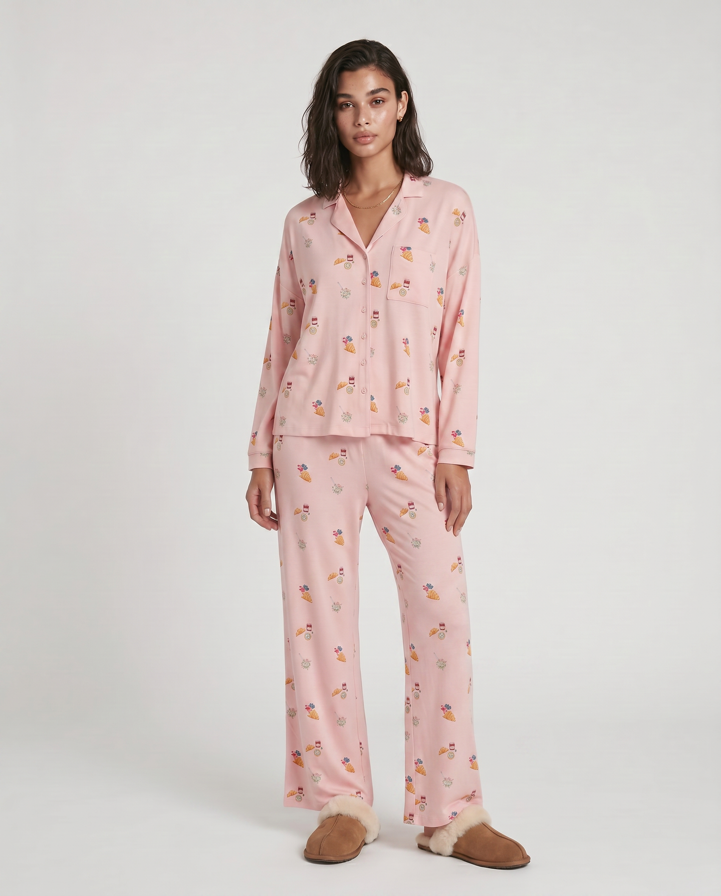 Conjunto Florencia de dos piezas, diseñado para transformar tus mañanas lentas en una experiencia de comodidad absoluta. Este set combina una camisa clásica abotonada de ajuste relajado con pantalones de pierna ancha y caída fluida
