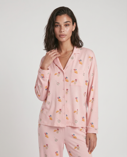 Conjunto Florencia de dos piezas, diseñado para transformar tus mañanas lentas en una experiencia de comodidad absoluta. Este set combina una camisa clásica abotonada de ajuste relajado con pantalones de pierna ancha y caída fluida
