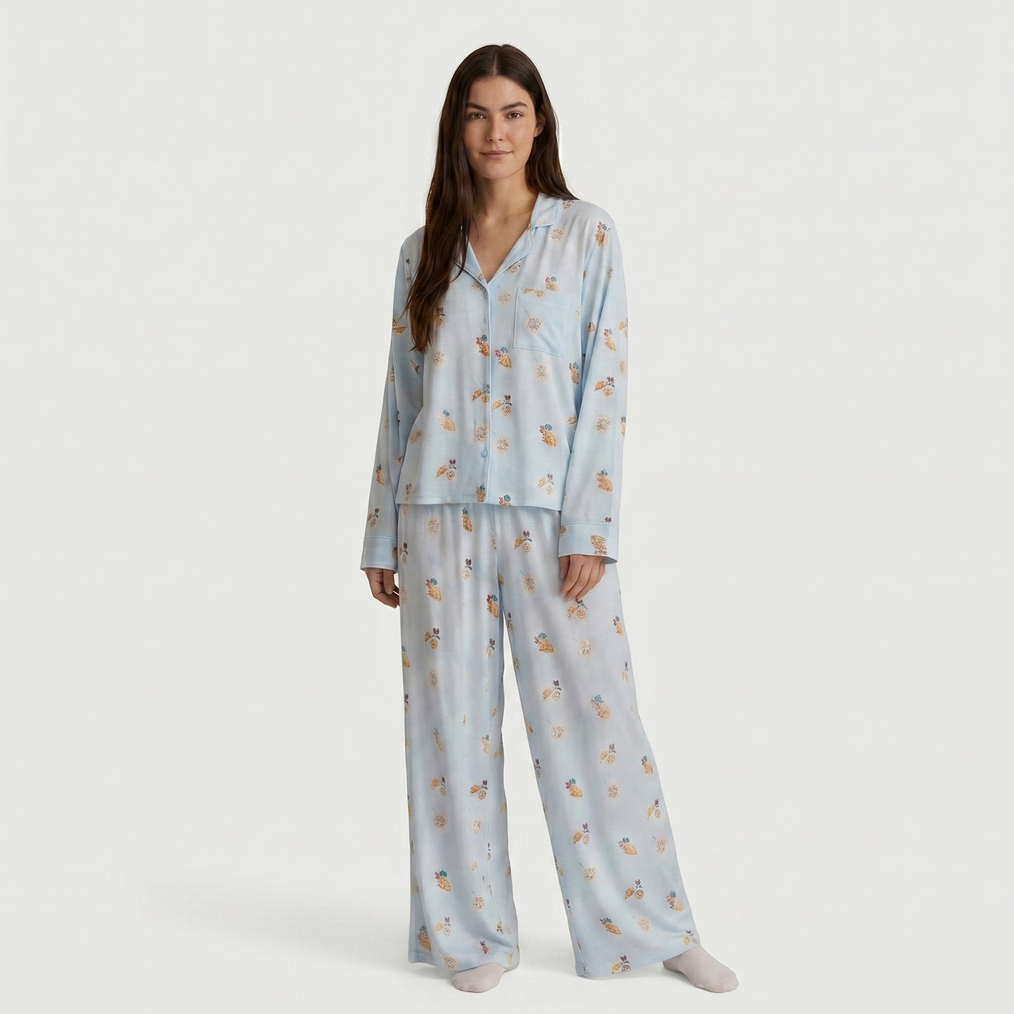 Conjunto Florencia de dos piezas, diseñado para transformar tus mañanas lentas en una experiencia de comodidad absoluta. Este set combina una camisa clásica abotonada de ajuste relajado con pantalones de pierna ancha y caída fluida