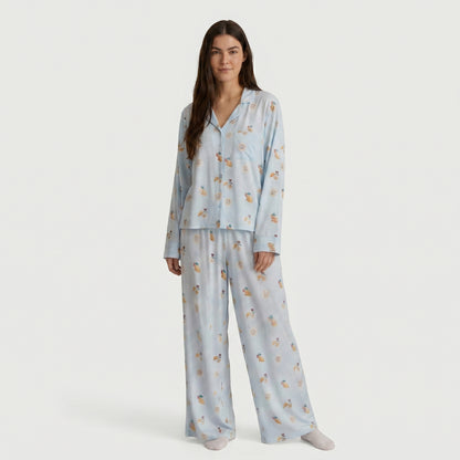 Conjunto Florencia de dos piezas, diseñado para transformar tus mañanas lentas en una experiencia de comodidad absoluta. Este set combina una camisa clásica abotonada de ajuste relajado con pantalones de pierna ancha y caída fluida