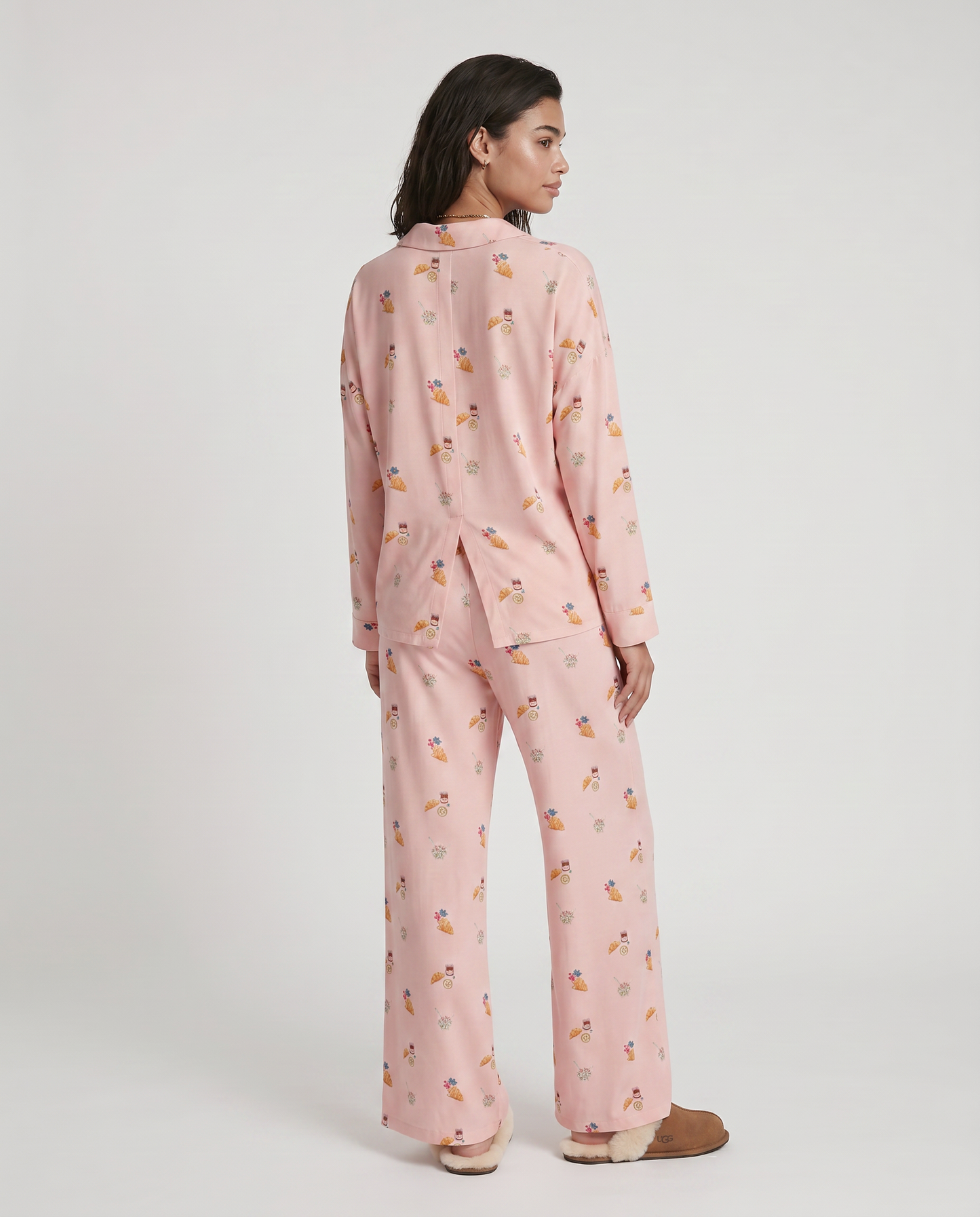 Conjunto Florencia de dos piezas, diseñado para transformar tus mañanas lentas en una experiencia de comodidad absoluta. Este set combina una camisa clásica abotonada de ajuste relajado con pantalones de pierna ancha y caída fluida