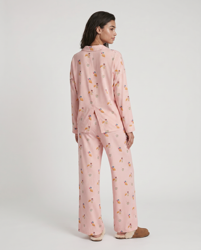 Conjunto Florencia de dos piezas, diseñado para transformar tus mañanas lentas en una experiencia de comodidad absoluta. Este set combina una camisa clásica abotonada de ajuste relajado con pantalones de pierna ancha y caída fluida