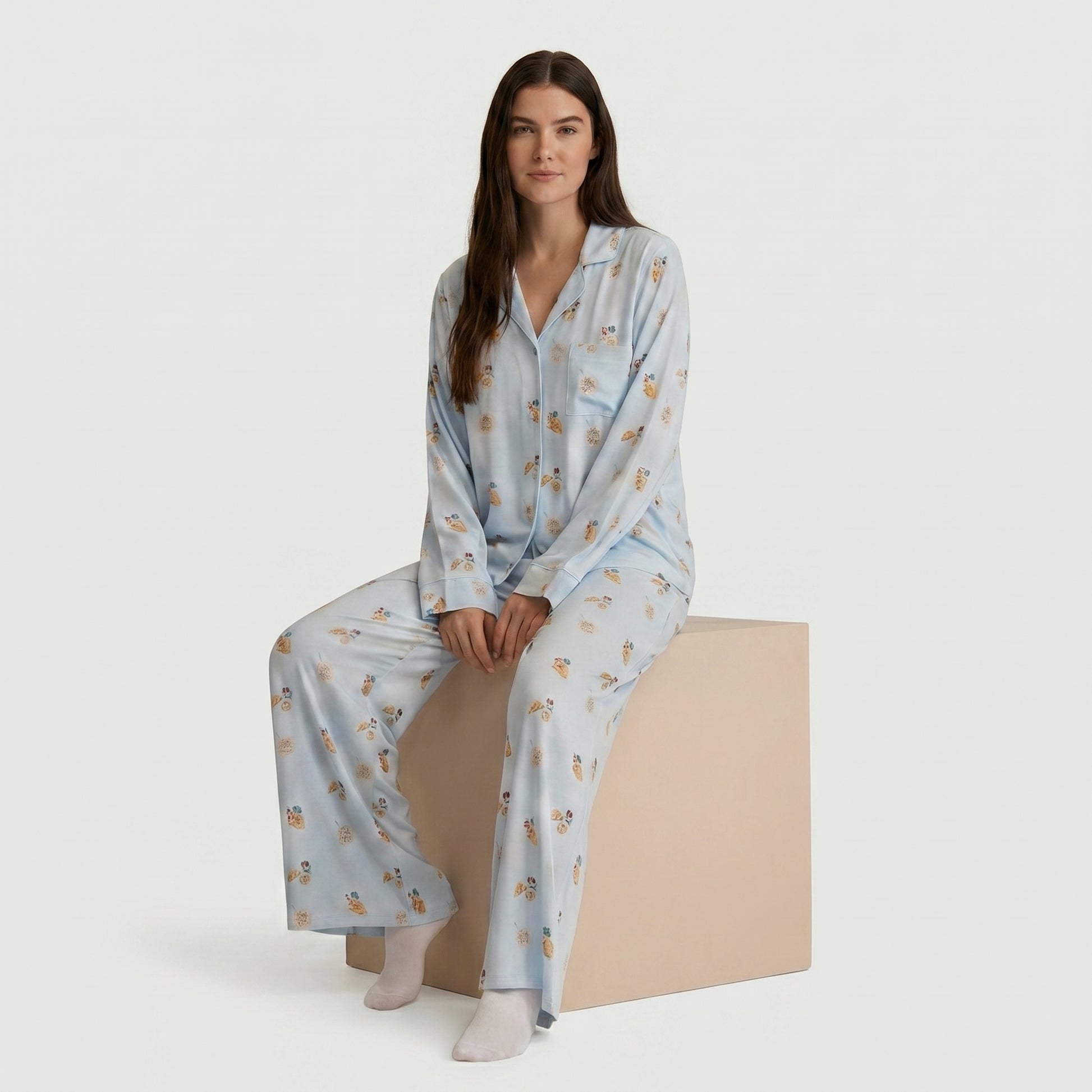 Conjunto Florencia de dos piezas, diseñado para transformar tus mañanas lentas en una experiencia de comodidad absoluta. Este set combina una camisa clásica abotonada de ajuste relajado con pantalones de pierna ancha y caída fluida